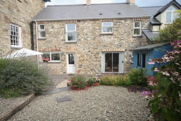 3 Bedrooms Cottage