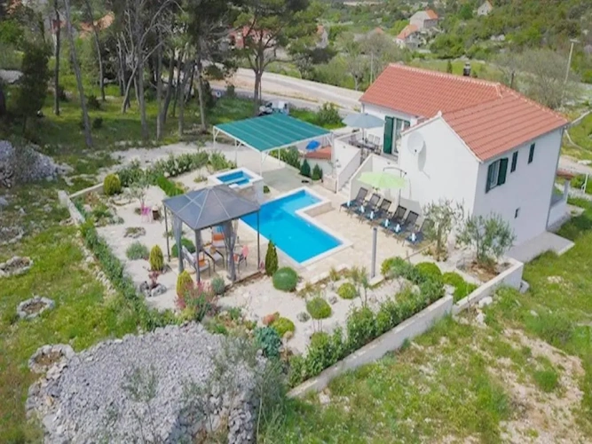 3 Bedrooms Cottage