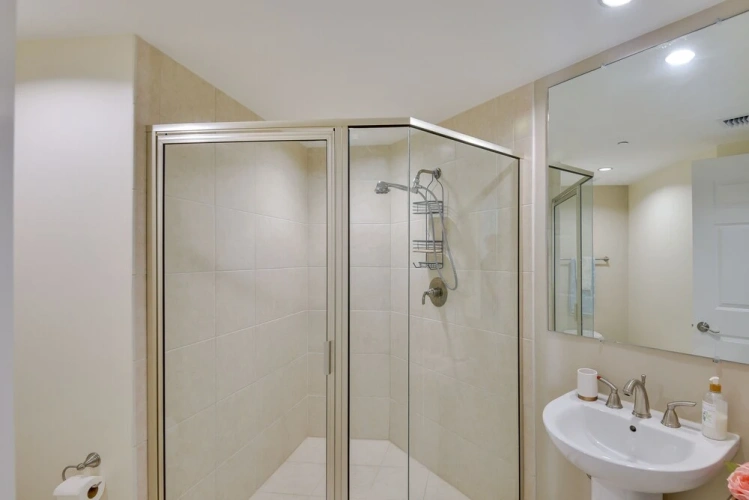 3 Bedrooms Apartment