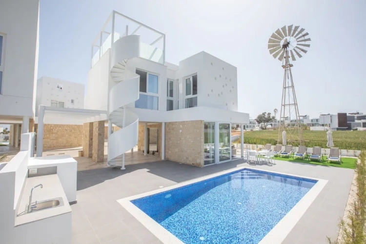 3 Bedrooms Villa with garden view
