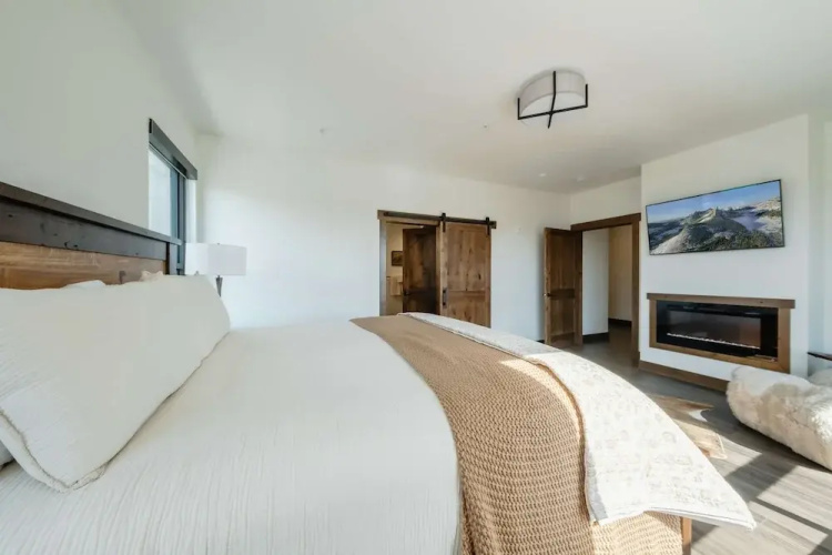 Downtown Penthouse Condo For 4!
