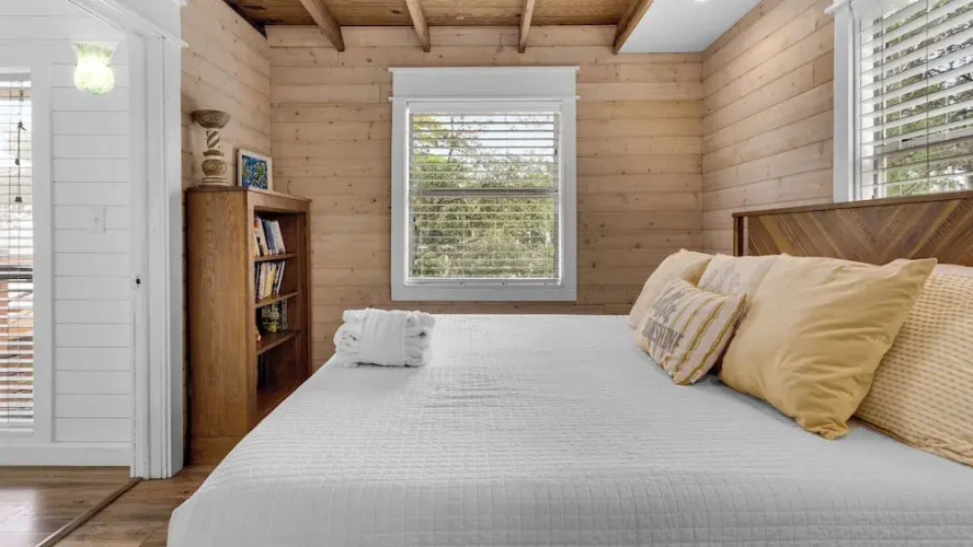 2BR Home, Private Heated Pool, 4 Bikes, Beach Access