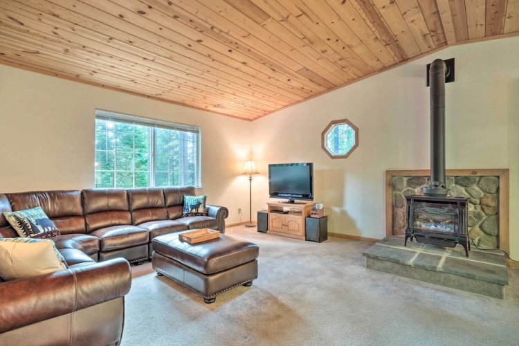 4 Mi to Big Tree State Park: Serene Cabin w/ Deck