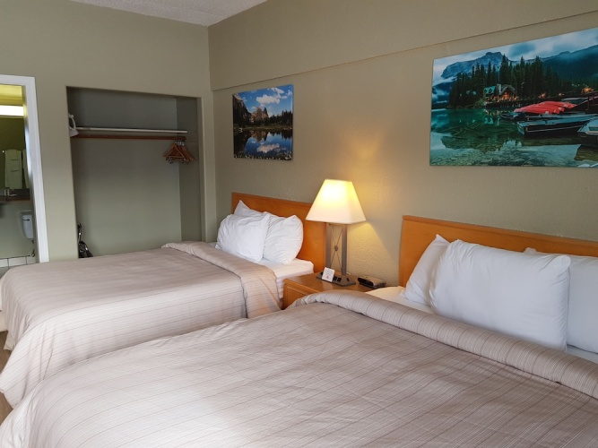 Days Inn by Wyndham Golden photo 7