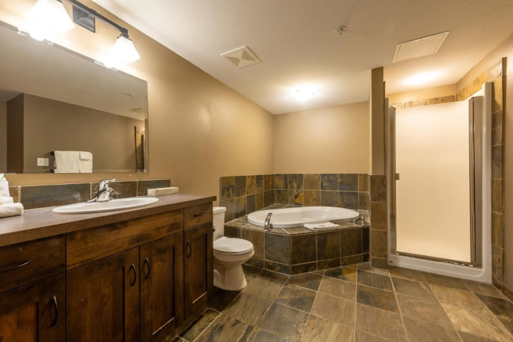 Glacier Mountaineer Lodge
