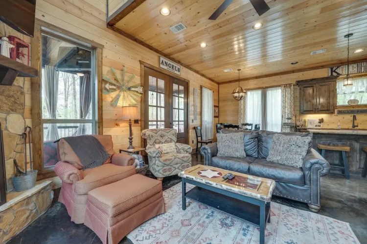 Hot Tub & Fire Pit: Broken Bow Retreat!