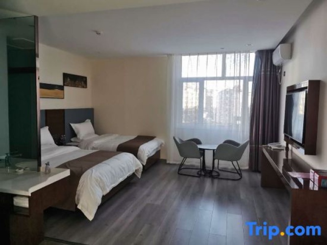 Deluxe Family room with street view
