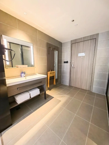 Standard Twin room with street view