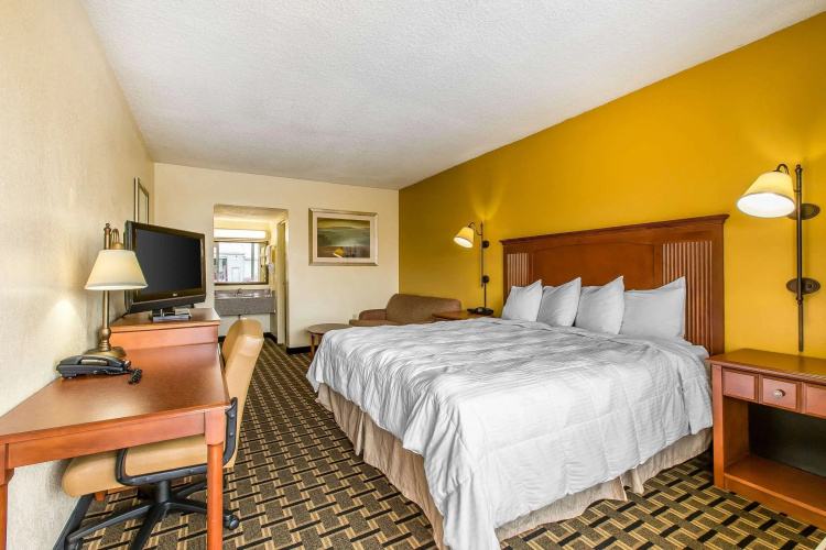 Econo Lodge Byron near Historic District - Warner Robins