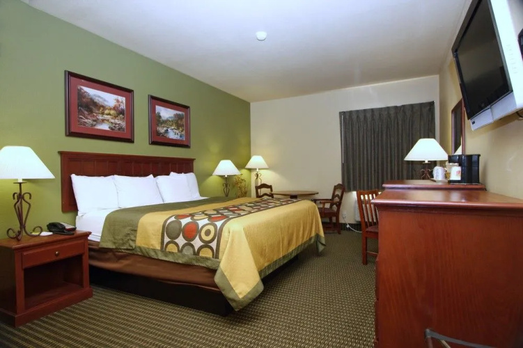Super 8 Troy
