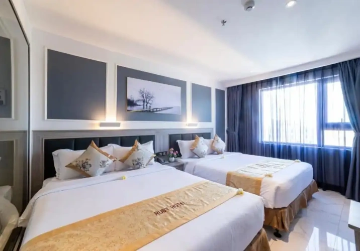 Deluxe Quadruple room with city view