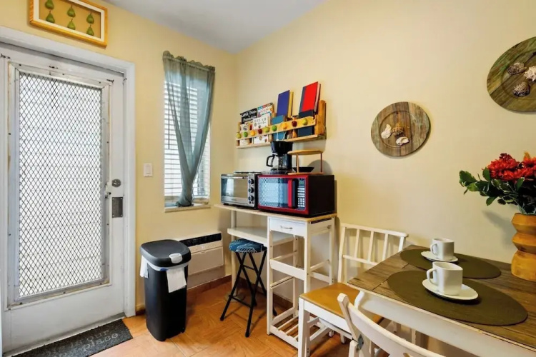 Pet Friendly Stylish Studio in Hollywood