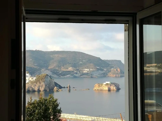 Standard Triple room with sea view