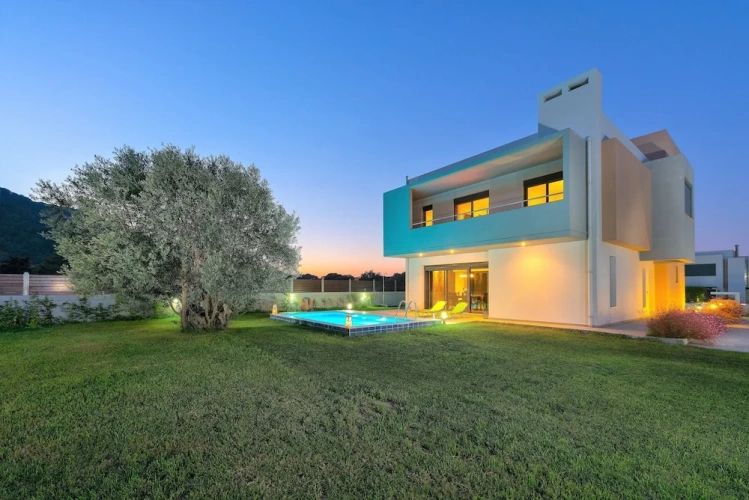 4 Bedrooms Family Villa