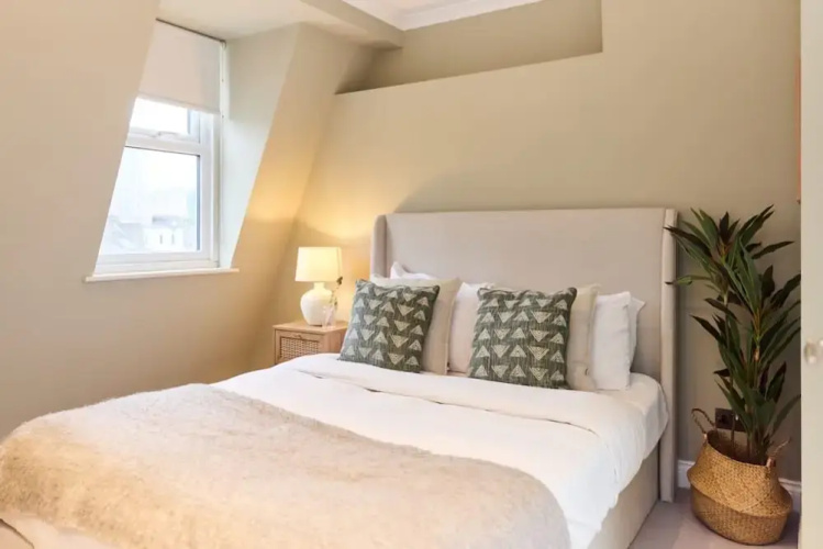 The Latimer Wonder - Stunning 5BDR House with Garden