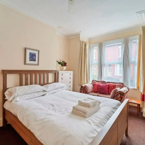 4 Bed Homely Retreat - Wolverhampton