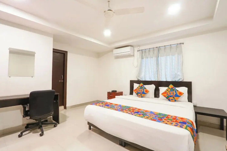 Hotel Blue Dawn - Near DLF Cyber City, Gachibowli