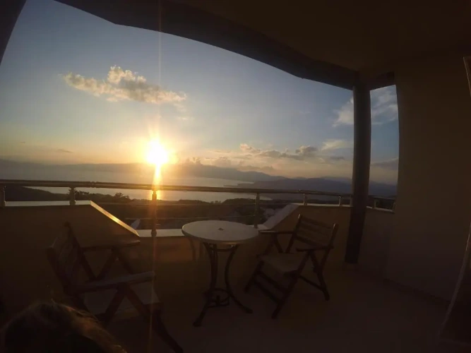 2 Bedrooms Apartment with lake view