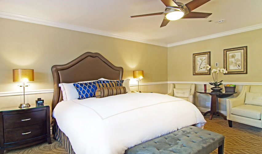 Carriage House Inn
