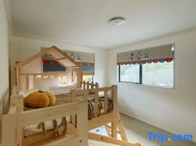 5 Bedrooms Villa