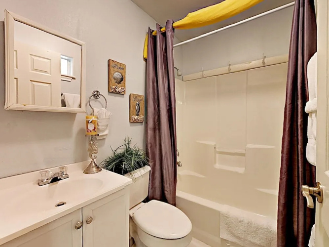 108 E Whiting St House - 2 Br apts by RedAwning