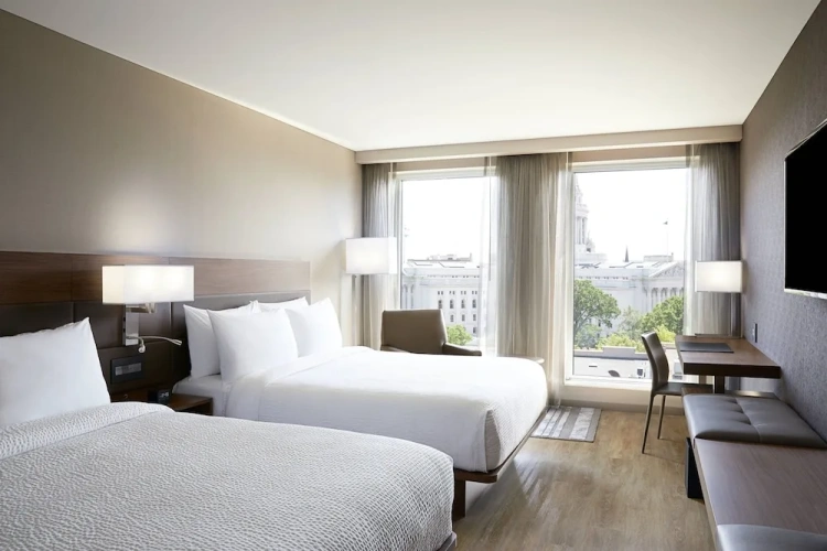 Standard Quadruple room with city view