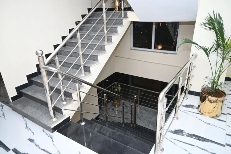 Hotel 99