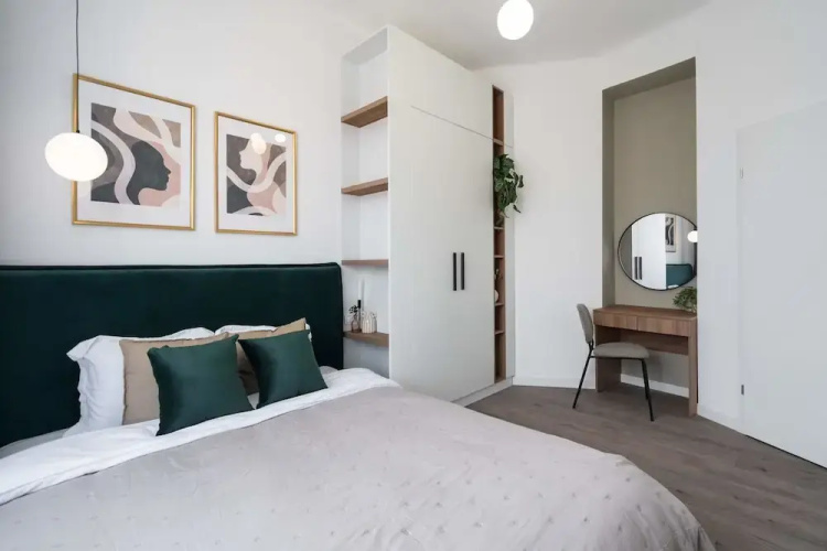 Elegant & Bright 2BR - Steps From Old Town