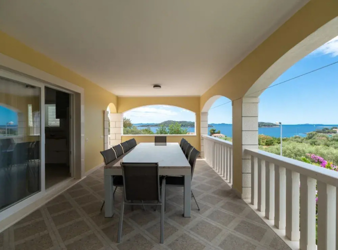 Modern Villa Near the Sea
