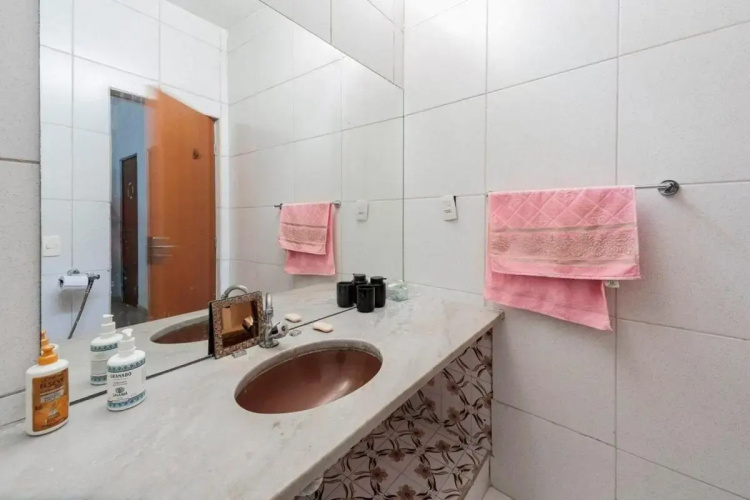Quarto em residência tranquila e familiar
