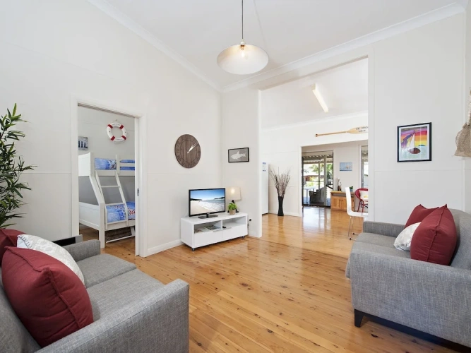 2 Bedrooms Cottage beachfront