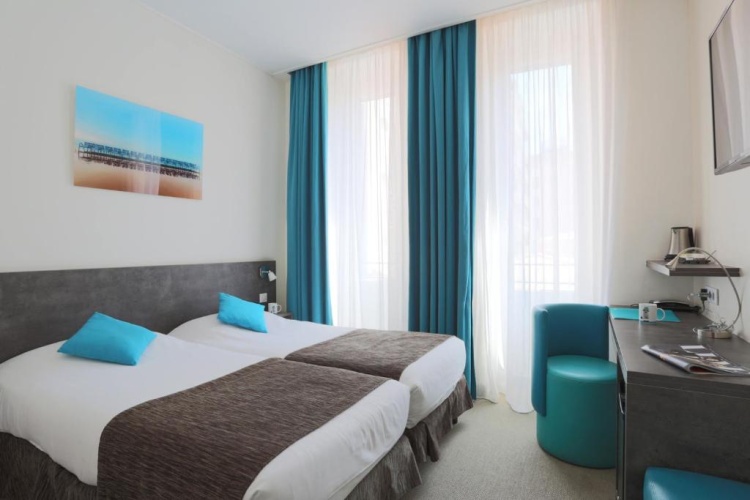 Superior Twin room with patio view
