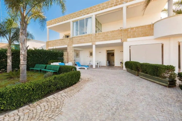 3 Bedrooms Villa