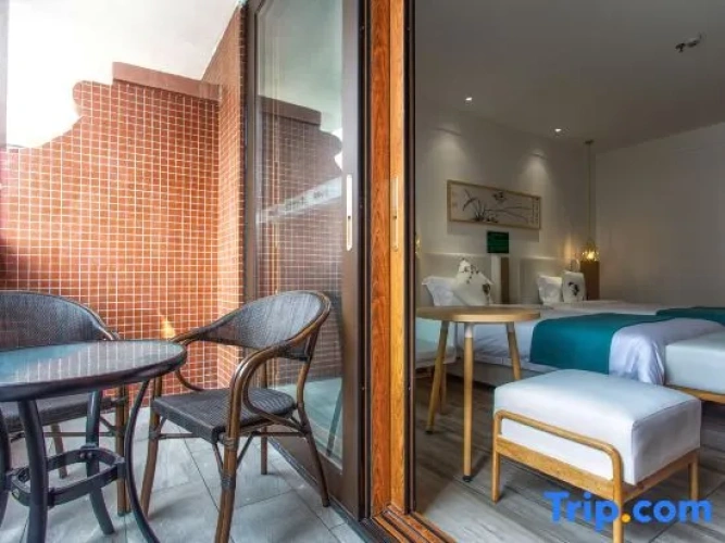 Standard Twin room with balcony