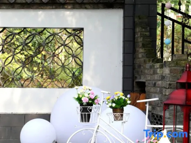 Dujiangyan Floating Spa Resort Villa