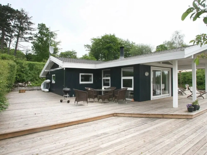 Splendid Holiday Home in Dronningmolle near Beach