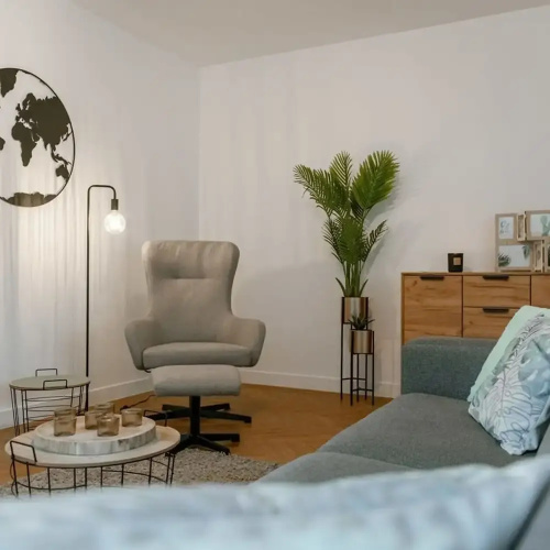 Centrally Located Modern Apartment With Parking