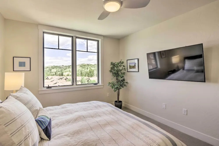Winter Park Condo w/ Fireplace - 4 Mi to Slopes!