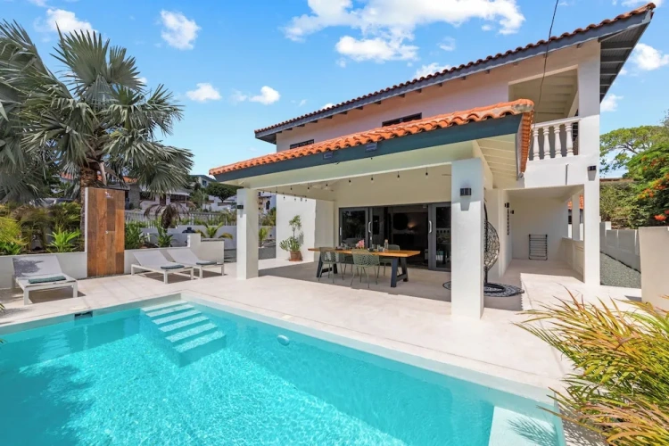 4 Bedrooms Luxury Villa