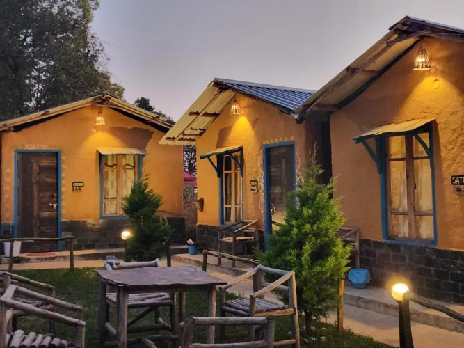 Monkey Mud Hostel And Camps
