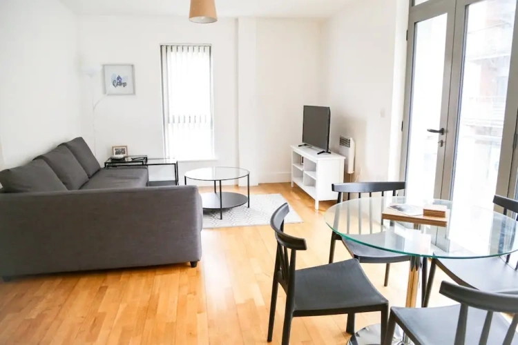 2 Bedrooms Apartment