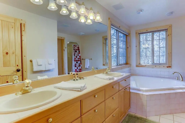 3 Mt. Baker-AC-Hot Tub-4BR/3BA
