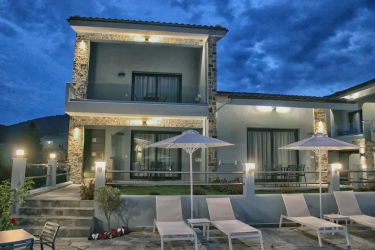 Theros Villas & Suites