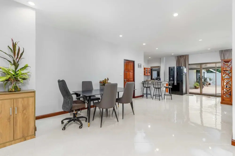Poolside 3BR for Relaxed Stays V278