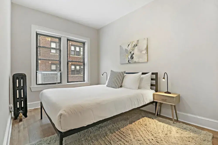 Spacious 2BR Near Dining - Touhy 1S