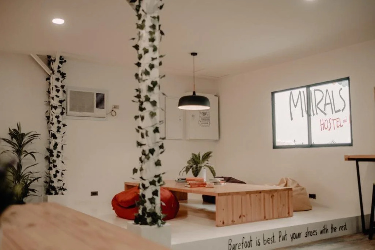 Murals Hostel & Cafe