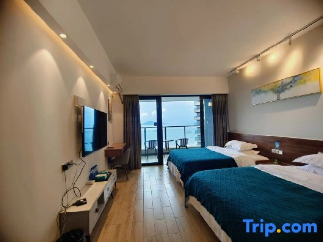 Standard Quadruple room with partial ocean view