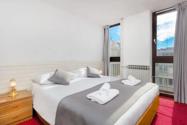 Standard Triple room with city view