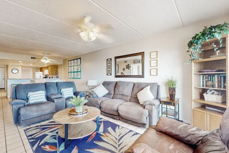 Roomy 2BR Oceanfront Condo 1st-floor: Patio & Pool