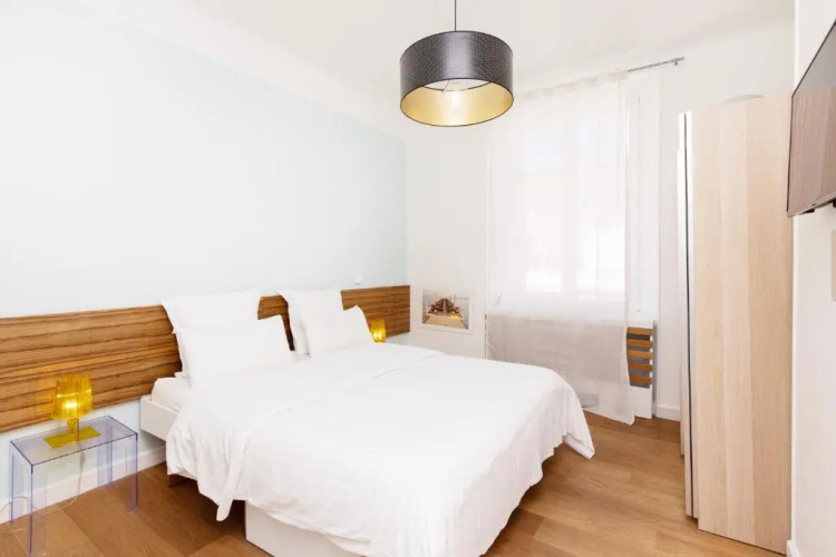 Palais Area: Modern 4 Bedrooms/ 4 Baths